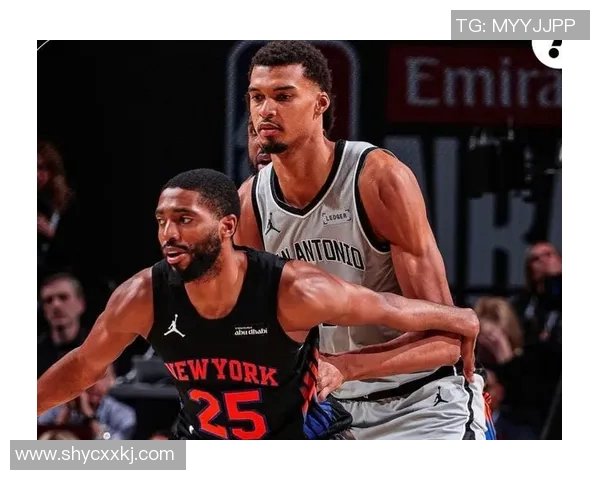 快船与尼克斯激战正酣NBA赛场精彩瞬间回顾与分析